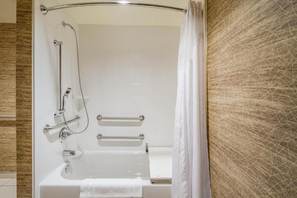 Deluxe King Room - Disability Access Tub/Non-Smoking interior